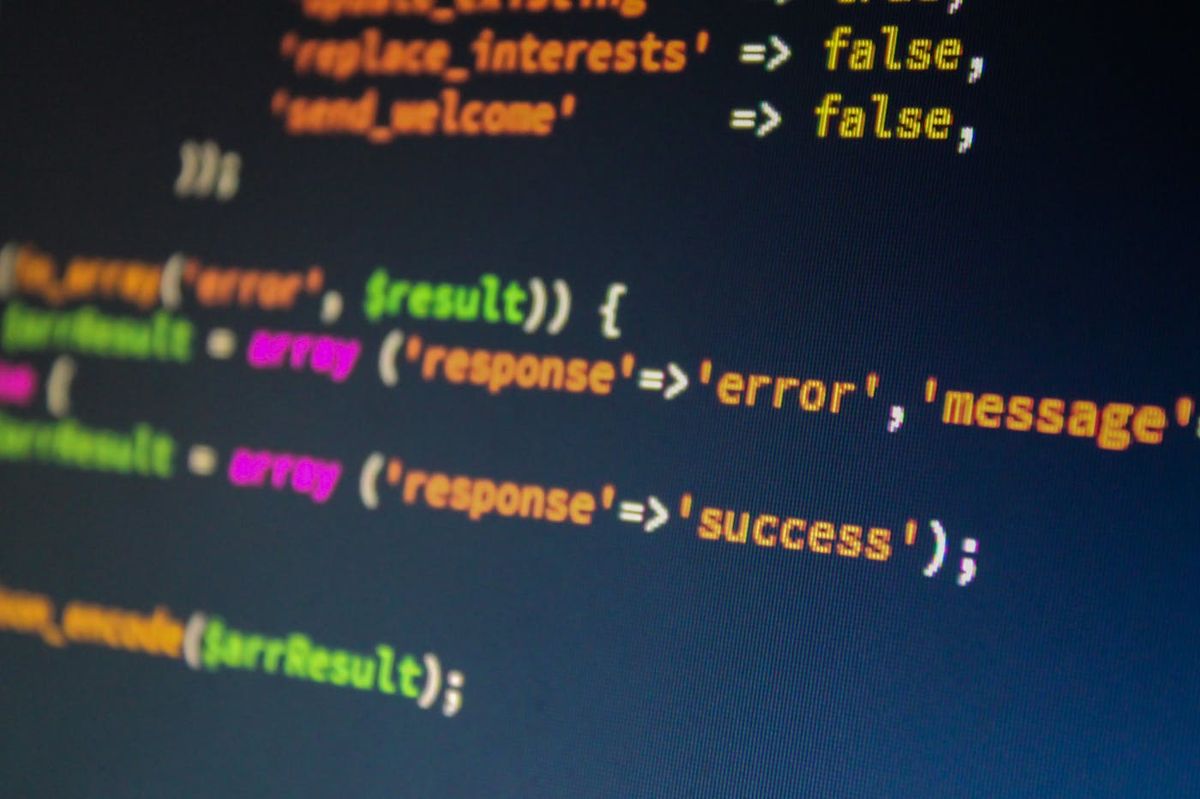 Entwickler arbeitet an der Migration einer WordPress-Webseite zu Next.js im Code-Editor