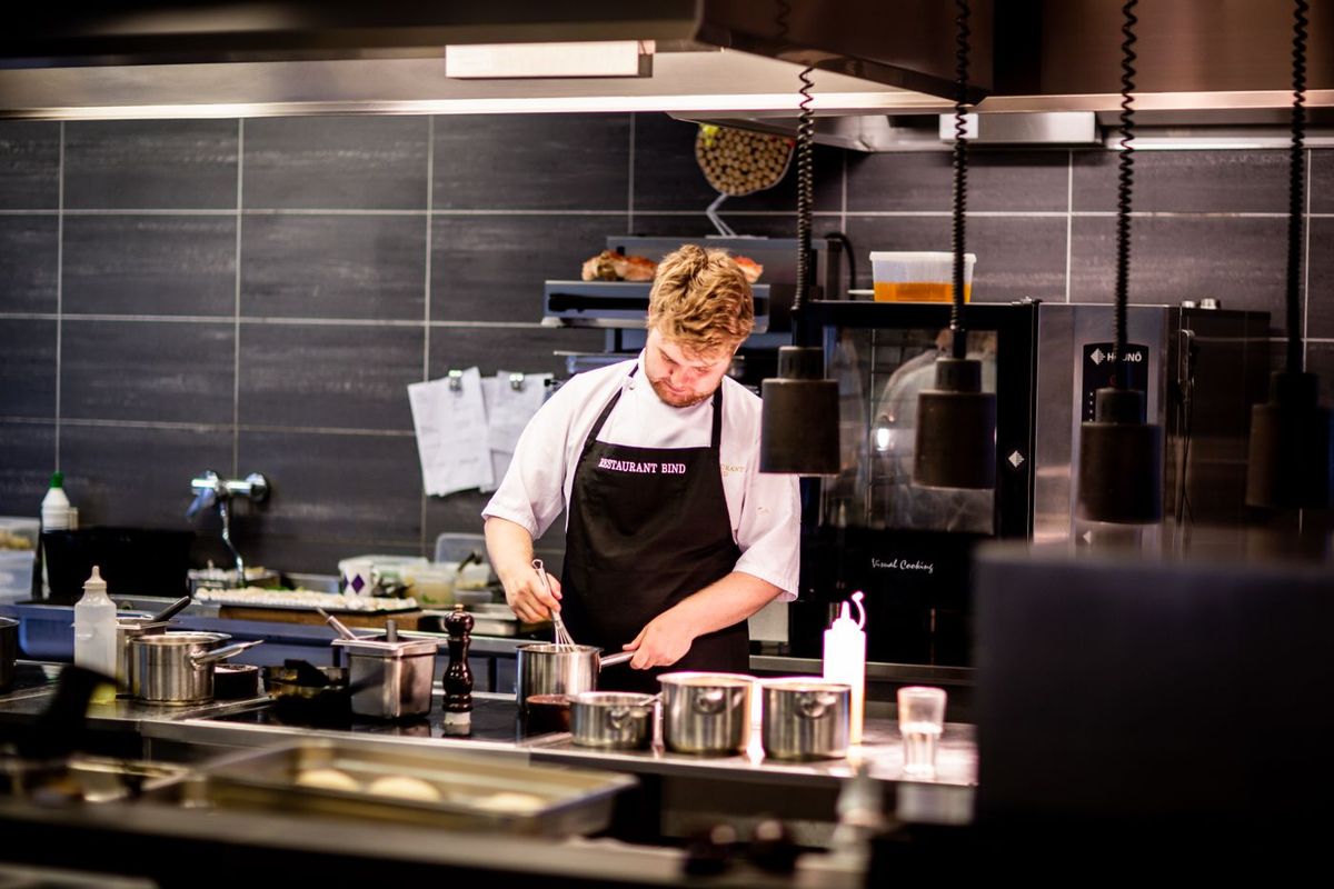 Chef restaurateur seul en cuisine professionnelle pendant le service