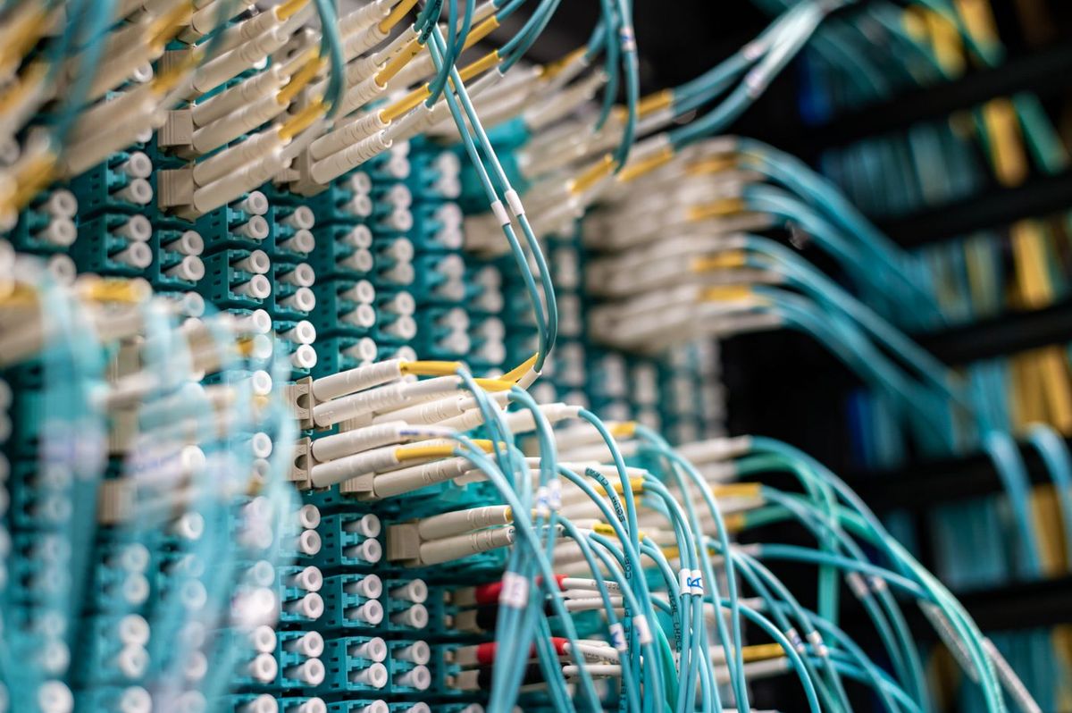 Dichtes Patchfeld, aus dem Hunderte Kabel aus einem Rack führen
