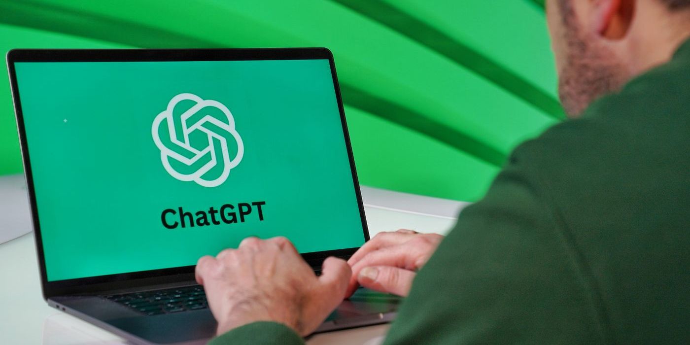 Personne tapant sur un ordinateur portable qui affiche le logo de ChatGPT