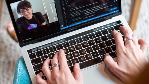 Freiberuflicher Entwickler arbeitet an einem Laptop in einem Coworking-Space