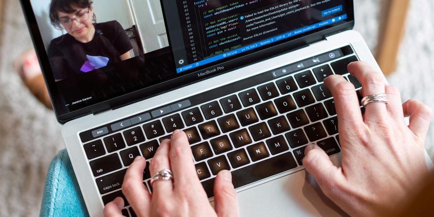 Développeur freelance travaillant sur un ordinateur portable dans un espace de coworking