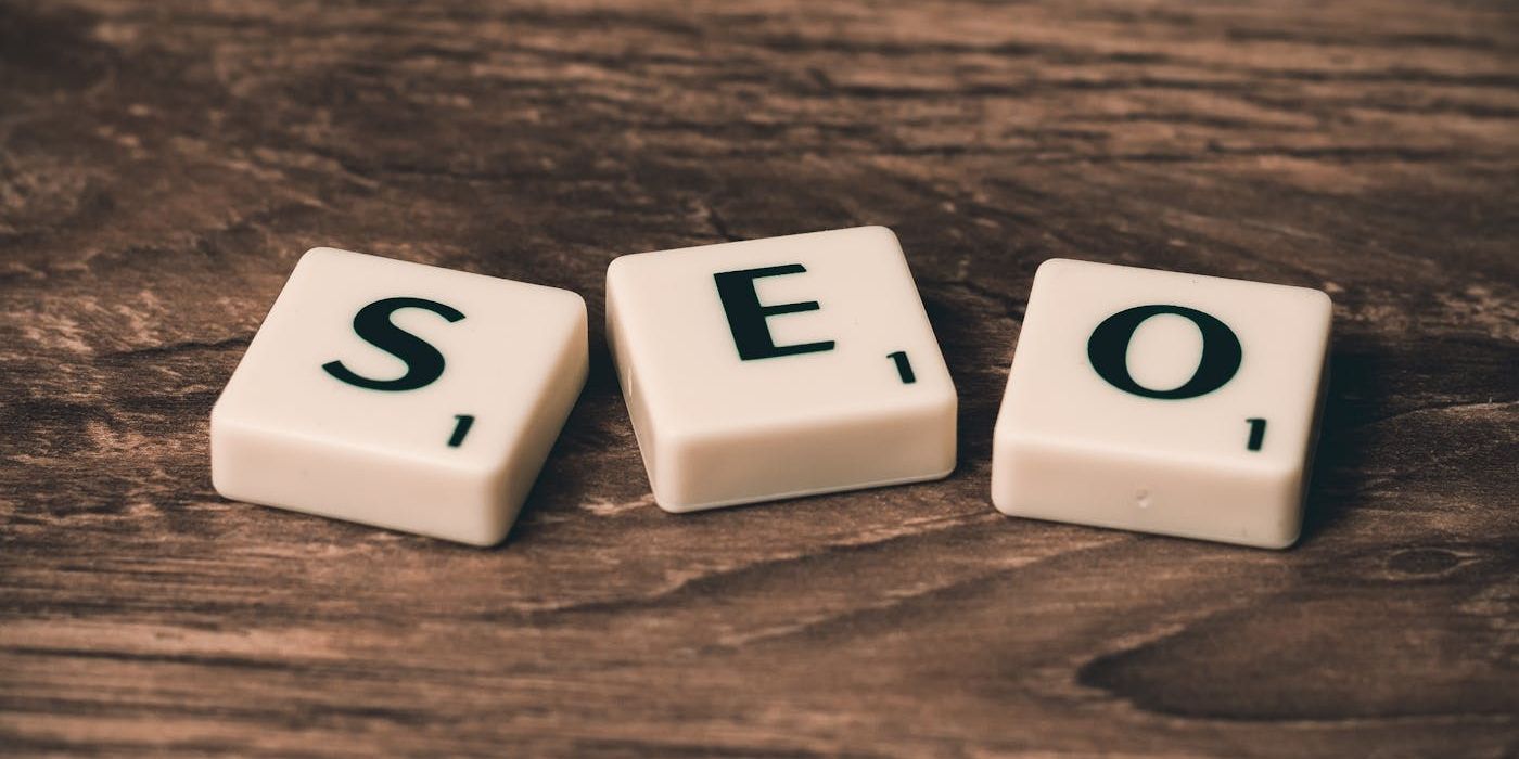 Tableau de bord d'analyse SEO affiche sur un ecran d'ordinateur portable