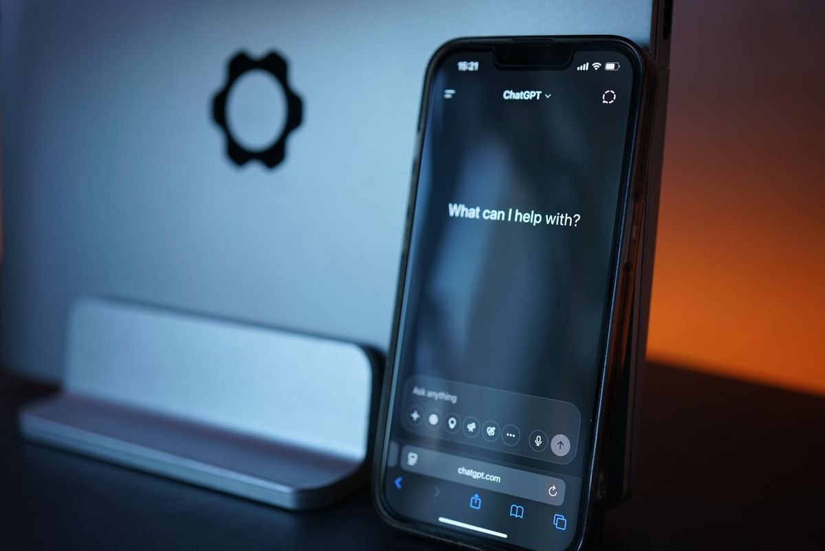 Téléphone ouvert sur ChatGPT, prêt à recevoir une question
