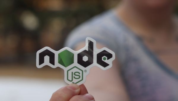 Entwickler vergleicht eine WordPress-Website und eine massgeschneiderte Website auf zwei Bildschirmen