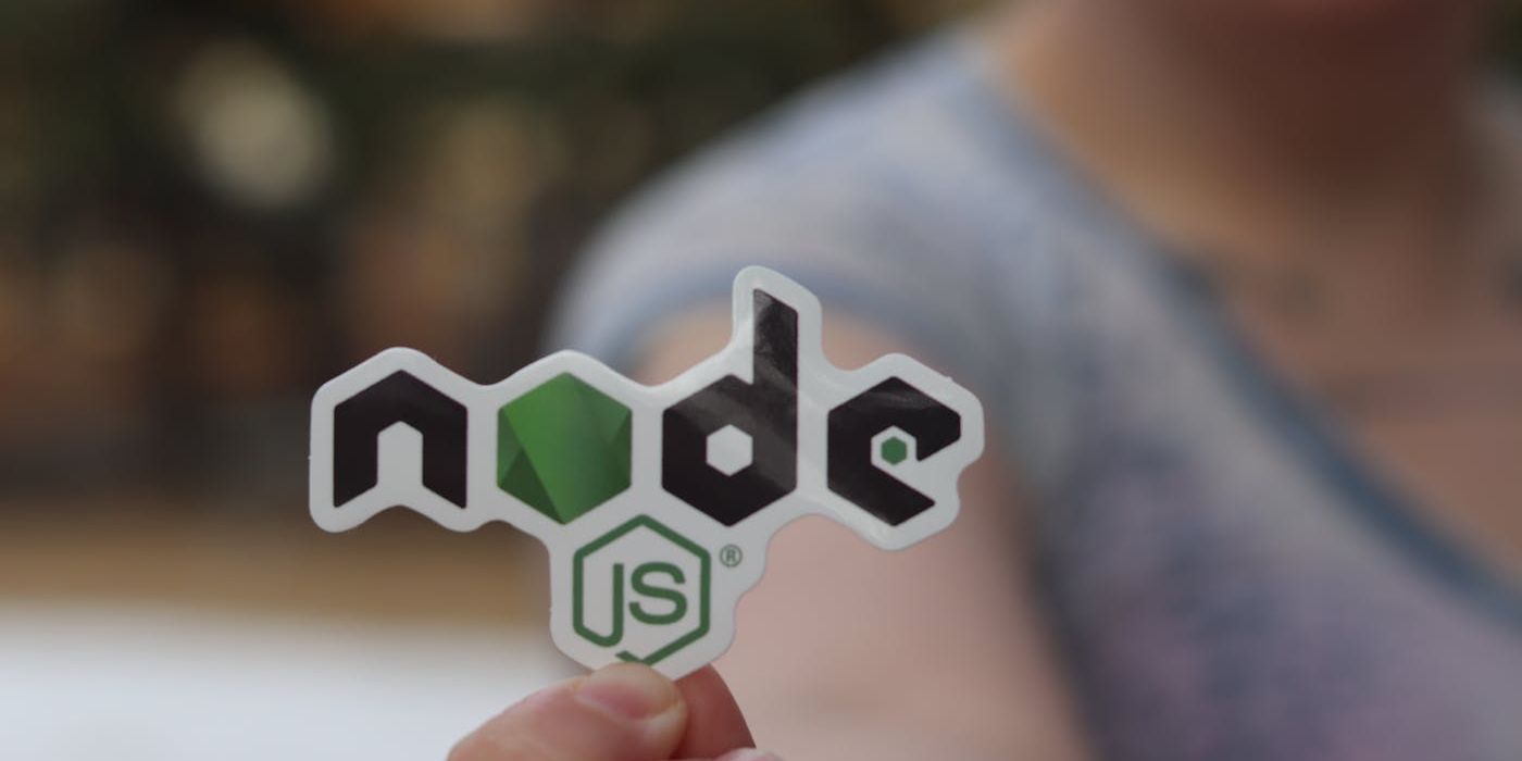 Developpeur comparant un site WordPress et un site sur mesure sur deux ecrans