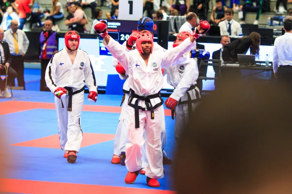 Miesten Joukkue ottelu: Pronssi. Oli mukana: Jukka Holmen, Antti Holmen, Tino Shikongo ja Ali Chridi
