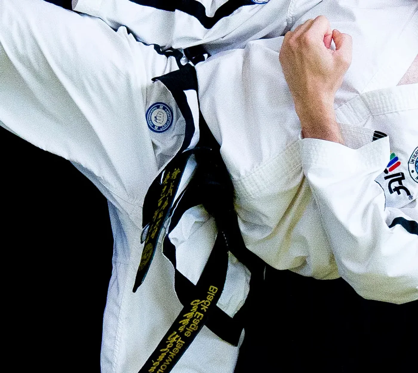 Mustan Taekwon-Do-vyön ja valkoisen harjoitusasun yksityiskohta