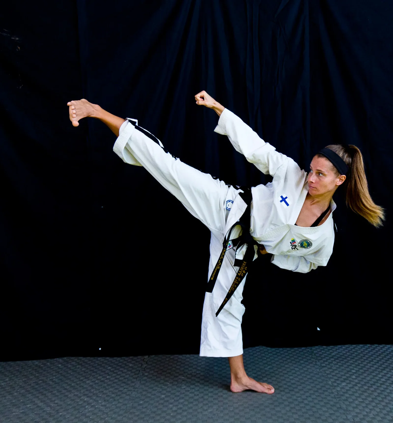 Taekwon-Do-harrastaja korkeassa sivupotkuasennossa