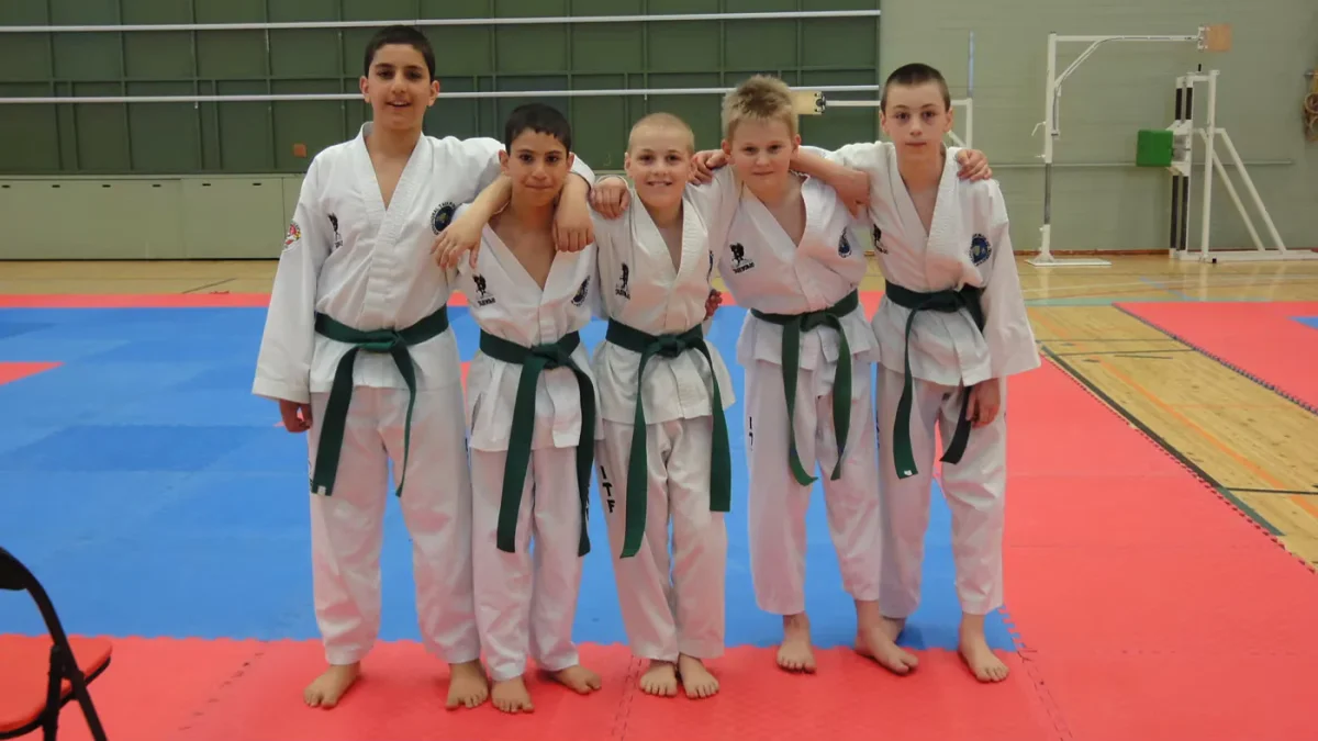 Nuoret Taekwon-Do-harrastajat yhteiskuvassa