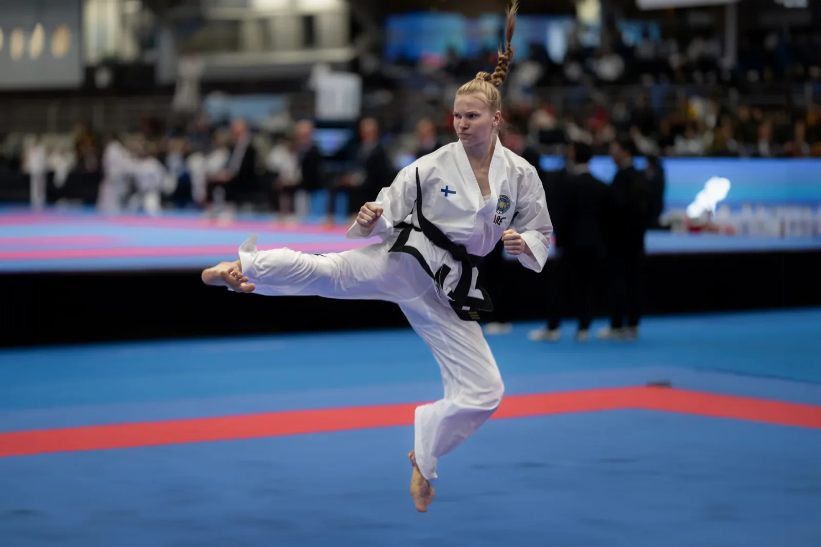 Taekwon-Do-kilpailija liikesarjasuorituksessa vuoden 2023 MM-kilpailuissa