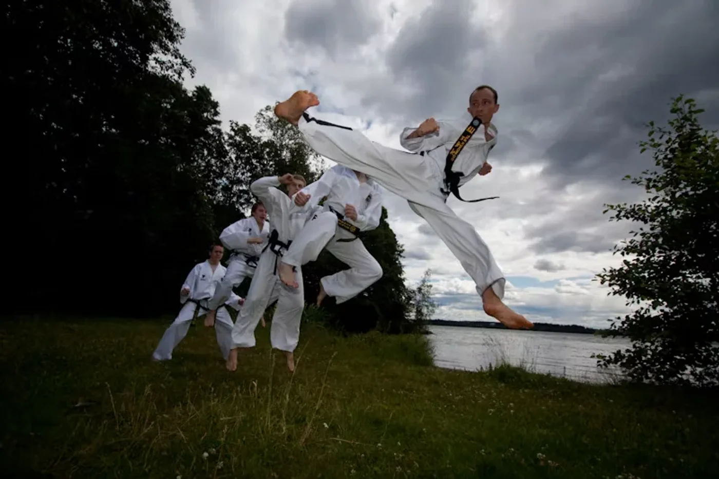 Taekwon-Do-ryhmän potkutekniikoita ulkona, arkistokuva