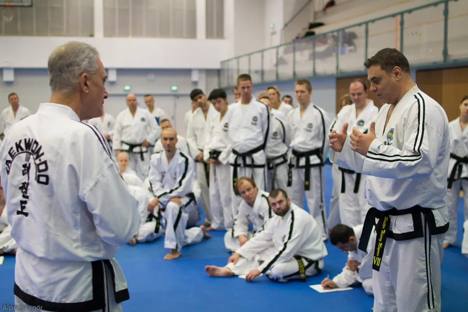 Taekwon-Do-ohjaajat keskustelevat harjoittelijoiden seuratessa opetusta