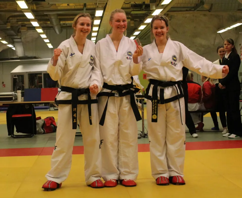 Black Eagle Taekwon-Do -kilpailijat juhlivat kilpailumenestystä