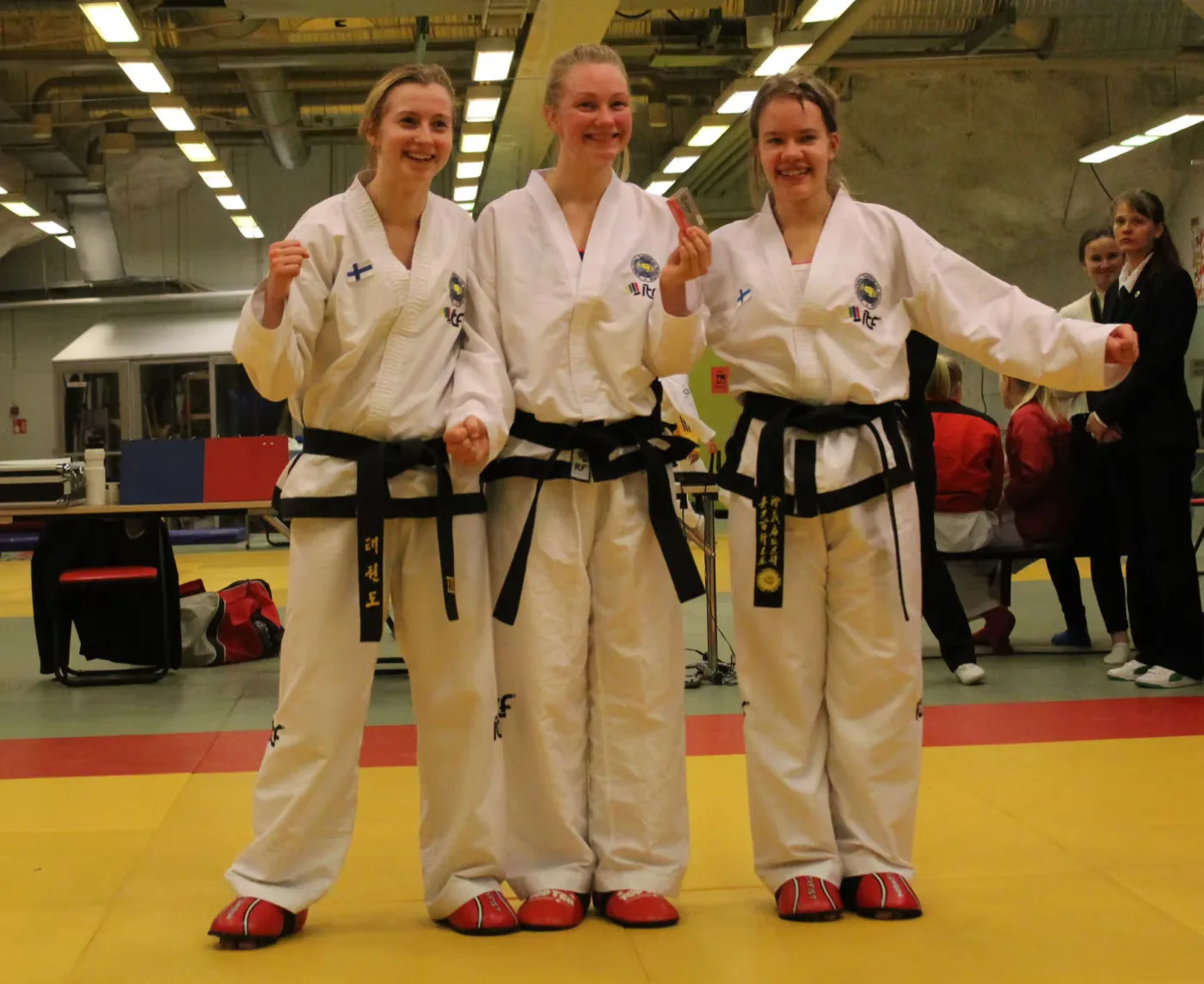 Black Eagle Taekwon-Do -kilpailijat juhlivat kilpailumenestystä