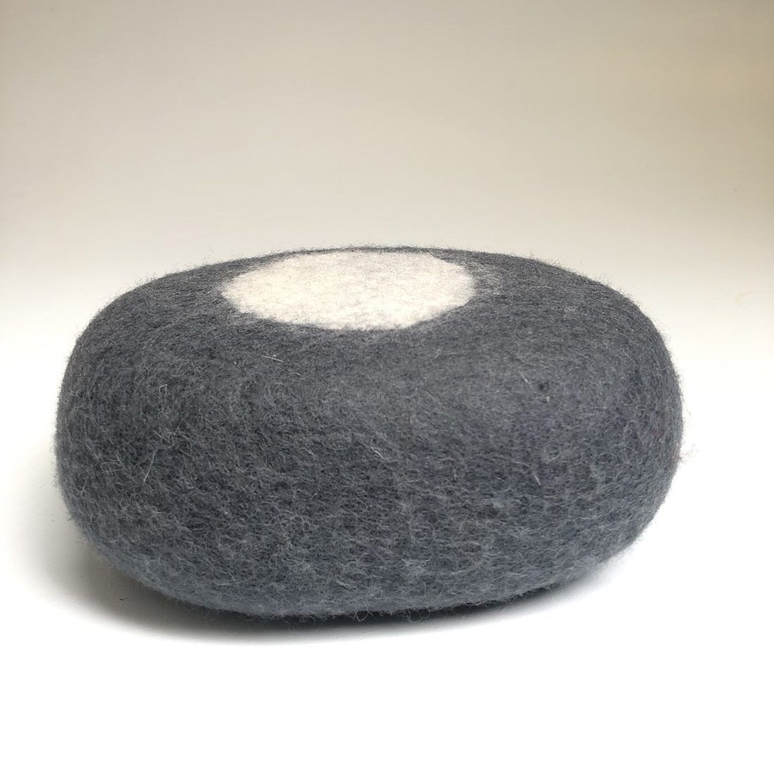Galet Dungha gris à disque blanc, vu de côté