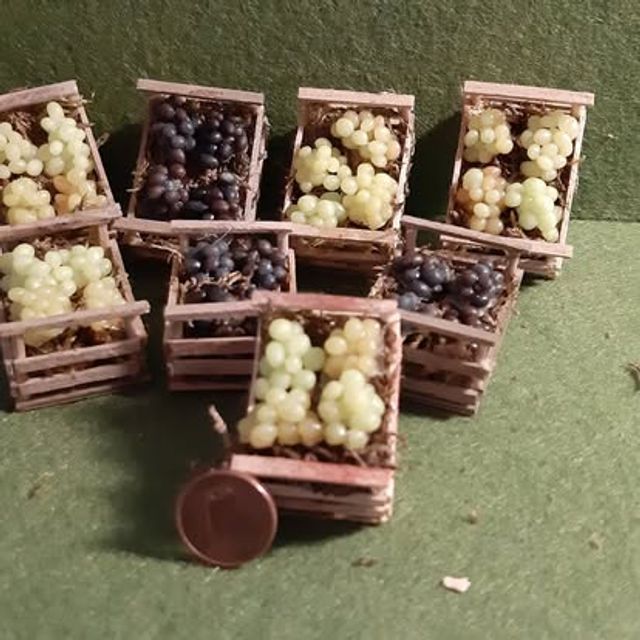 Set di cassette in legno con uva in miniatura
