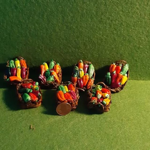 Set di cassette in vimini con peperoni misti colorati in miniatura