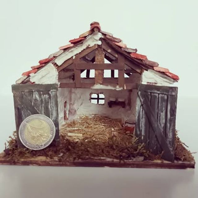 Casolare in miniatura con tetto in coppi e porte in legno