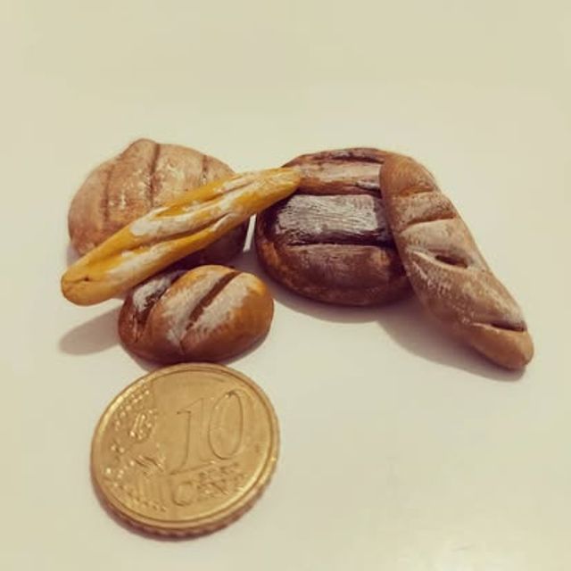Piccole pagnotte e filoncini di pane in miniatura