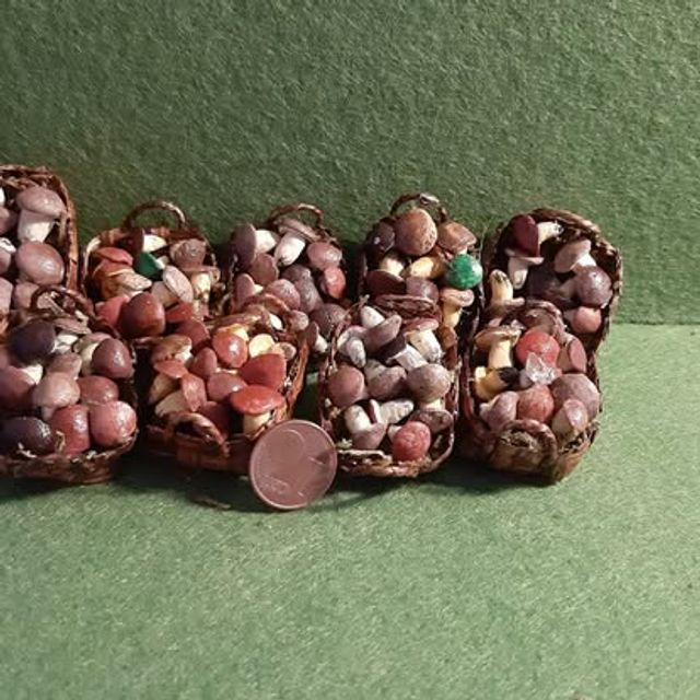 Set di cestini con castagne e frutti misti marroni in miniatura