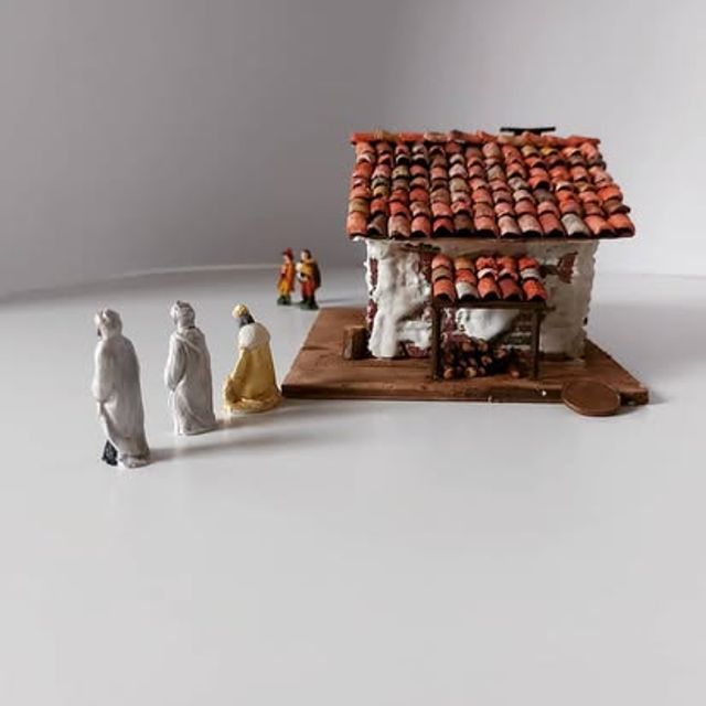 Capanna aperta con tetto in coppi, fotografata con pastori e Re Magi in miniatura