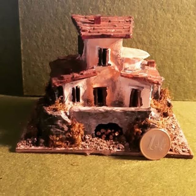 Villetta su più livelli con abbaino e portico basso illuminato