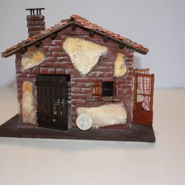 Casetta con porta in legno scuro e piccola finestra