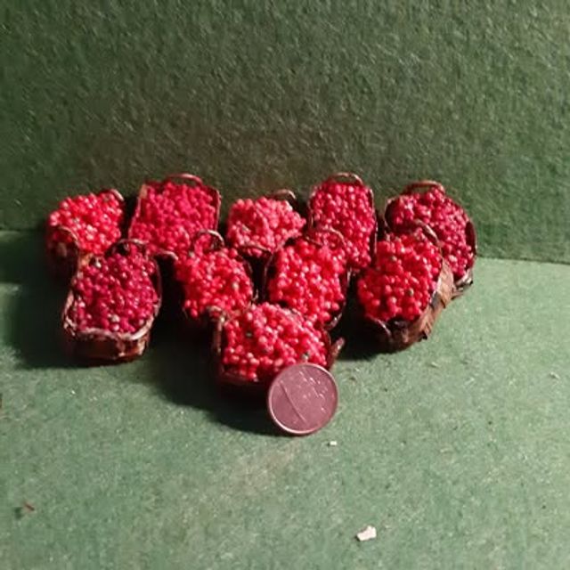 Set di cestini con piccole ciliegie rosse in miniatura