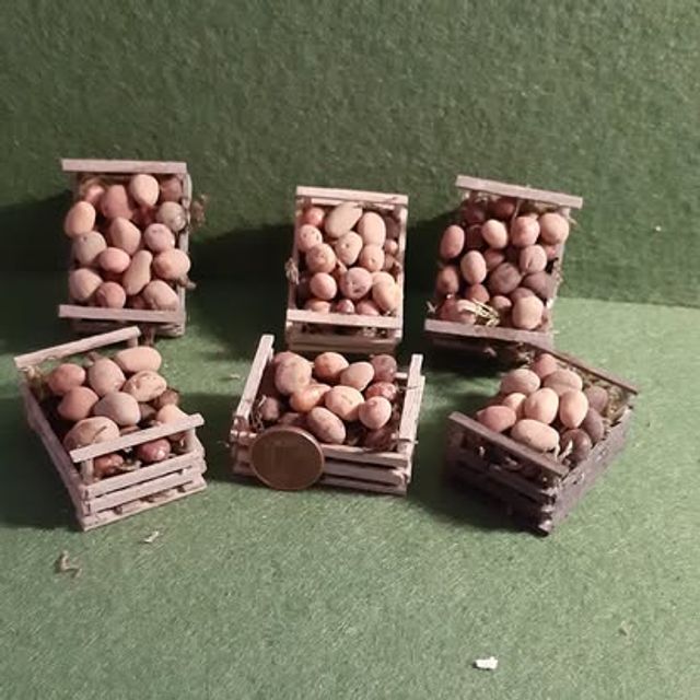 Set di cassette in legno con patate in miniatura
