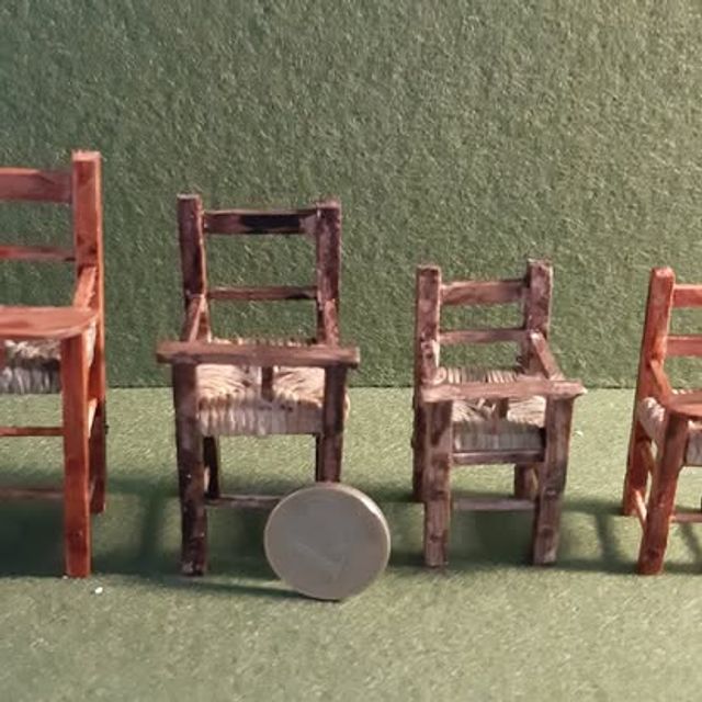 Set di quattro sedioline in legno con finiture chiare e scure miste