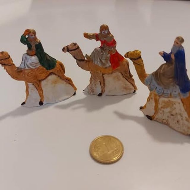 Tre Re Magi in sella ai rispettivi cammelli, in miniatura