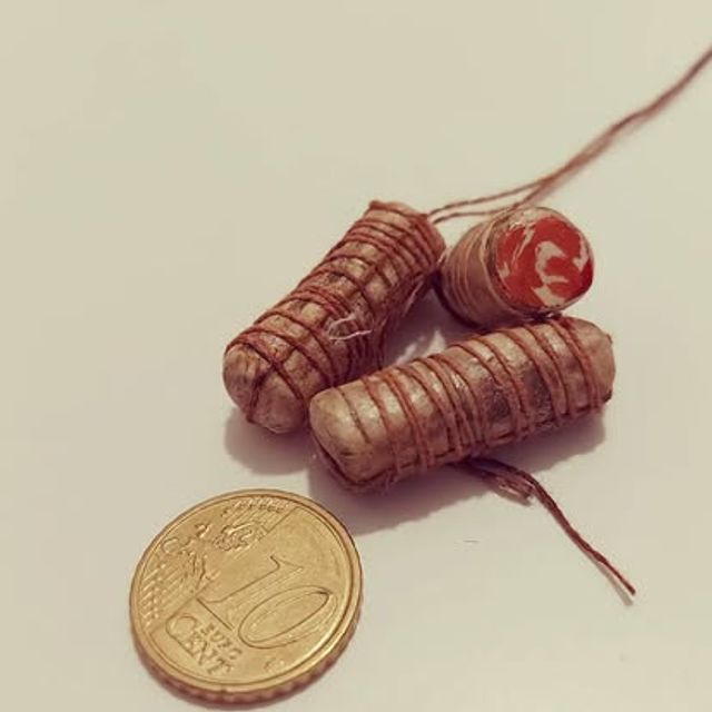 Tre piccoli salami legati con spago, seconda serie in miniatura