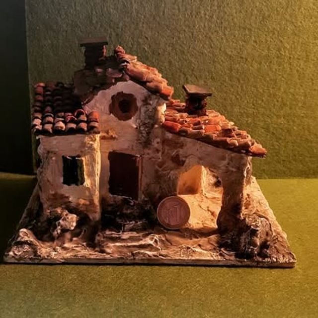 Casetta con oculo tondo sulla facciata e portico ad arco al piano terra