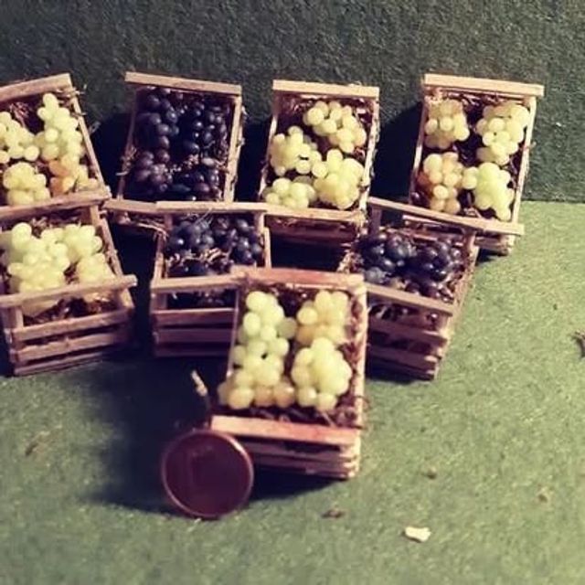 Set di ceste in legno con grappoli d'uva bianca e nera in miniatura