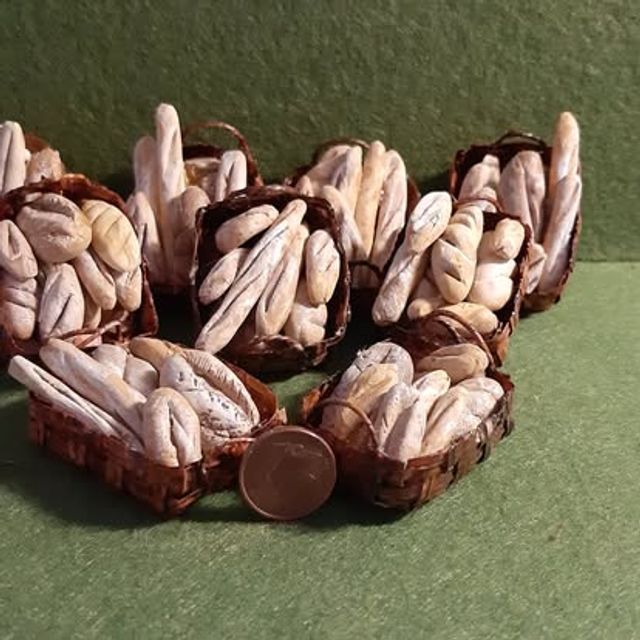 Set di cestini in vimini con filoni e pagnotte di pane in miniatura