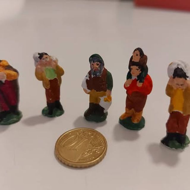 Gruppo di cinque pastori assortiti, uomini e donne, in miniatura