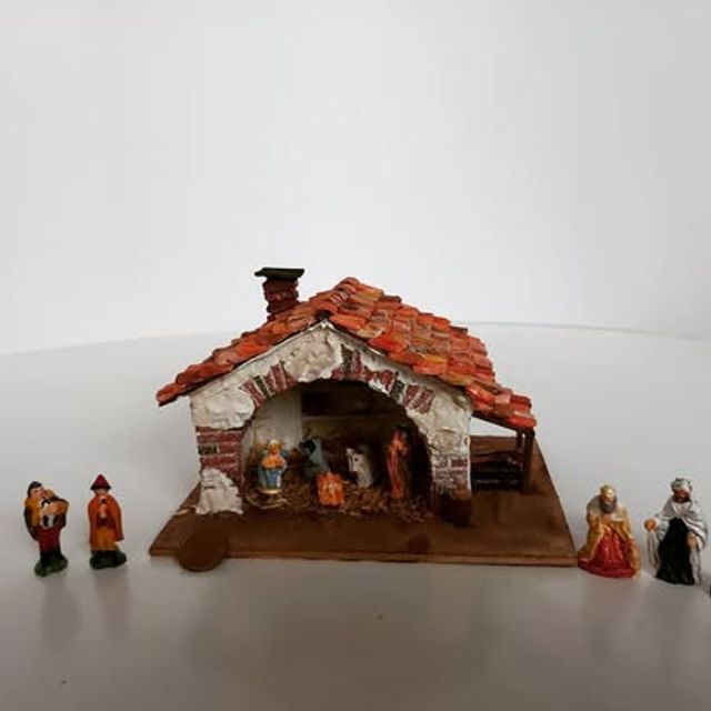 Capanna della Natività con tetto in coppi, Sacra Famiglia all'interno e Re Magi in avvicinamento