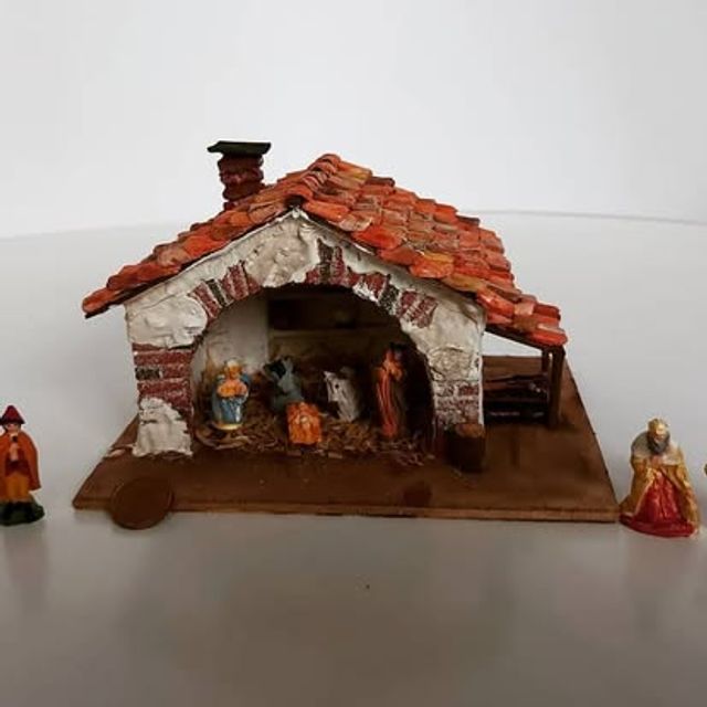 Capanna della Natività con tetto in coppi, fotografata con la Sacra Famiglia e i Re Magi