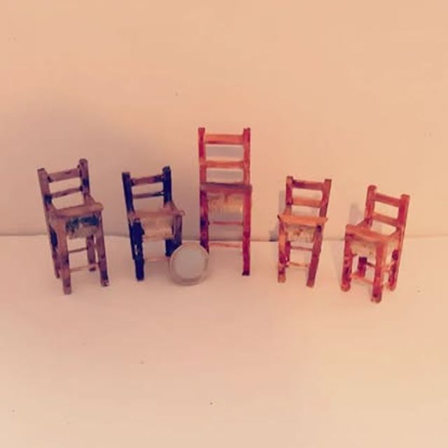 Set di cinque sedie alte con schienale dipinte in colori diversi