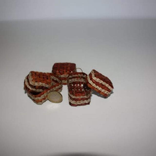 Set di piccoli cestini intrecciati vuoti, rossi e crema