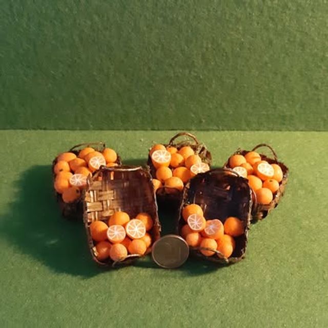 Set di cestini in vimini con arance intere e tagliate in miniatura