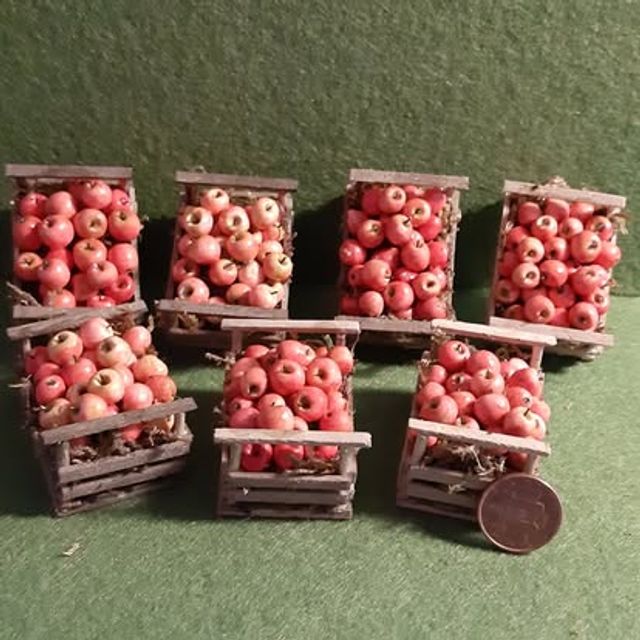 Set di cassette in legno con mele rosse in miniatura