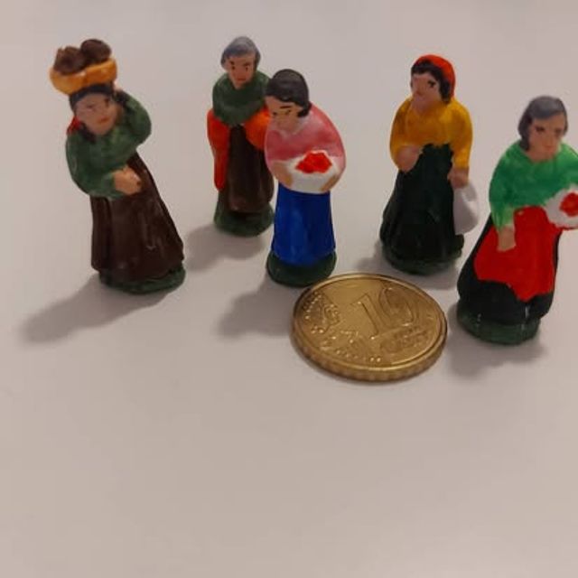 Gruppo di cinque figure femminili del presepe, in miniatura