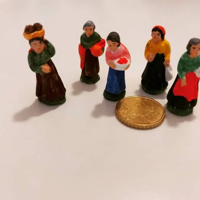 Gruppo di cinque pastorelle con ceste e fagotti, in miniatura