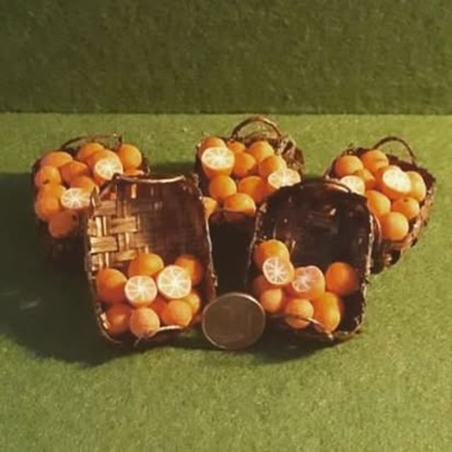Set di cestini con mandarini interi e tagliati in miniatura