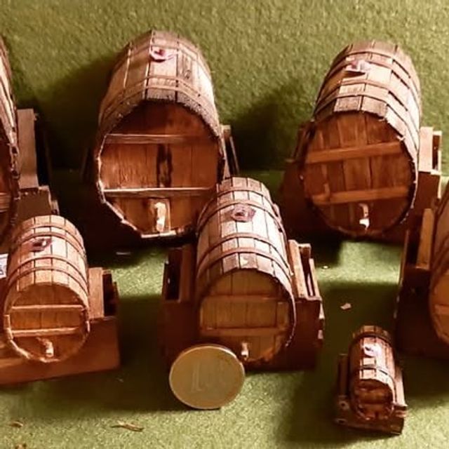 Set di piccole botti in legno di diverse dimensioni