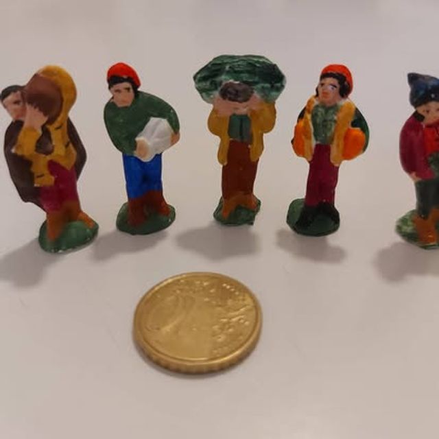 Cinque pastori con berretti rossi e doni invernali, in miniatura