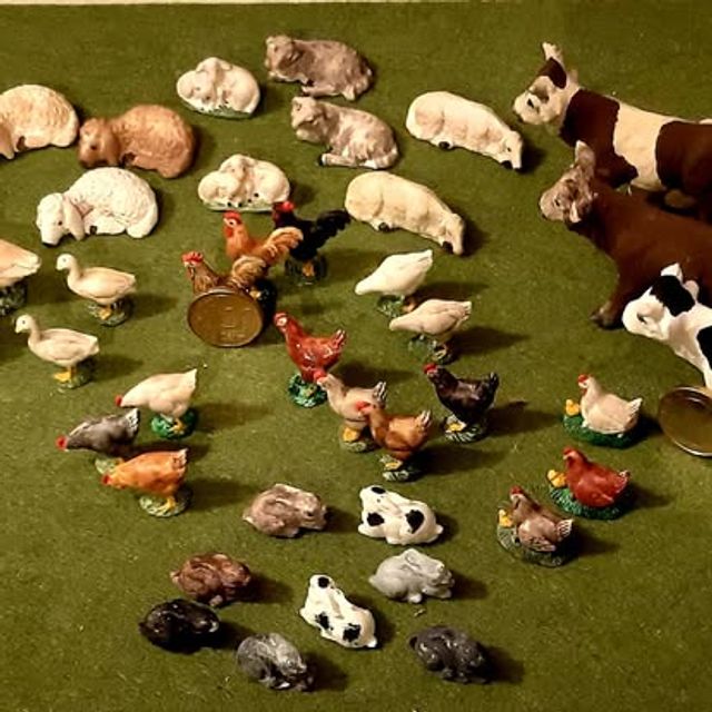 Ampia collezione di animali da fattoria in miniatura: pecore, mucche, galline, conigli