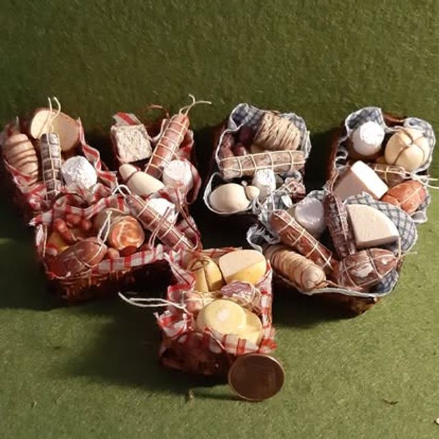 Set di cestini rivestiti di tessuto a quadretti con salumi e formaggi misti